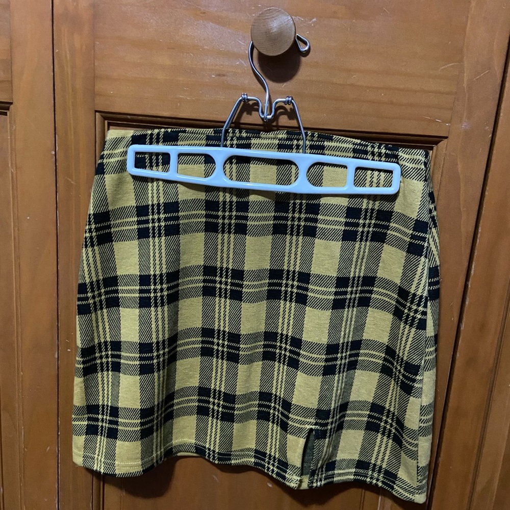 Mini gold/yellow and black SO skirt.